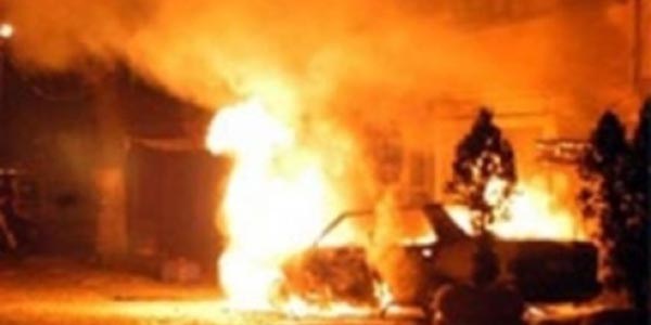 Kız istemeye giden ailenin otomobili kundaklandı