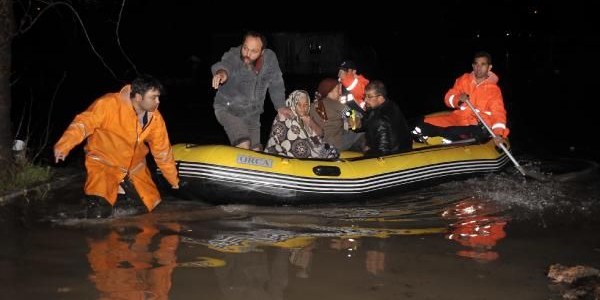 İnsanlar botlarla kurtarıldı, araçlar sele kapıldı