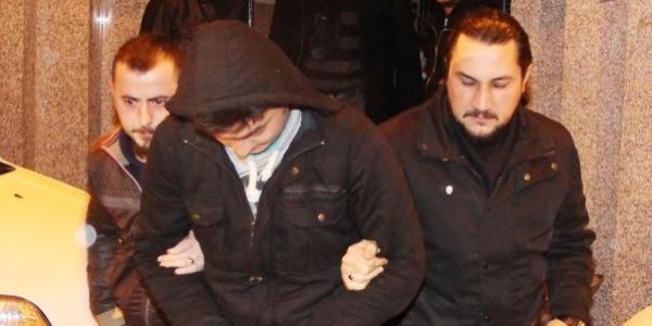 Polis sahte g�mr�k memurunu internet �zerinden buldu