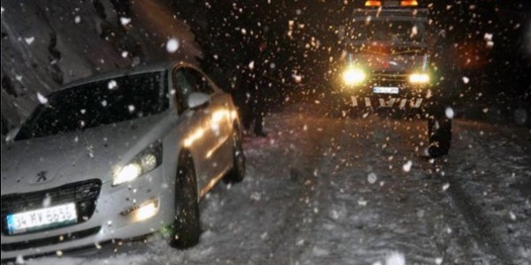 İşadamları yön levhasının azizliğine uğradı