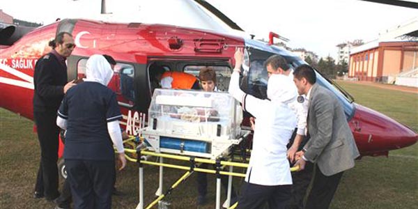 Bir günlük bebek için ambulans helikopter geldi