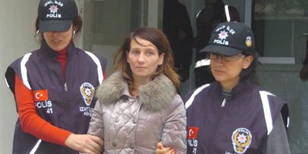 Kredi kartını ATM'ye kaptıran Rus kadın, ortalığı birbirine kattı
