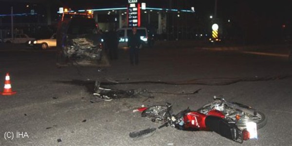 Otomobille motosiklet çarpıştı: 1 ölü, 1 yaralı