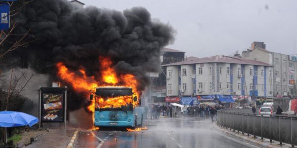 İstanbul'da otobüse molotof!/Video
