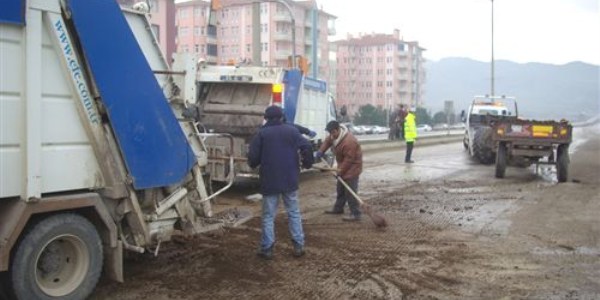Tır'ın çarptığı traktör ikiye bölündü