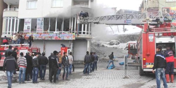 Hakkari olaylar�nda bir mobilya d�kkan� yand�