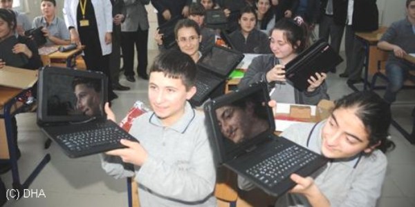 Öğrencilere tablet bilgisayar ve süt dağıtımı
