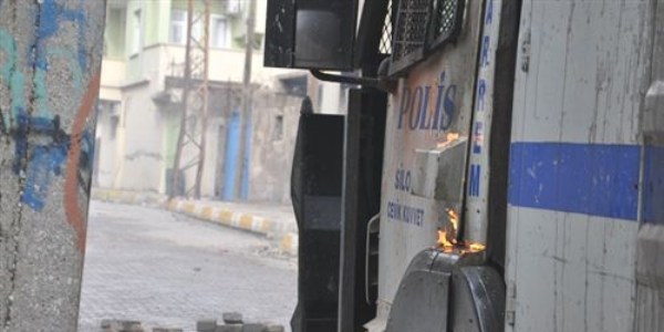 Silopi'de göstericiler polis noktasına saldırdı