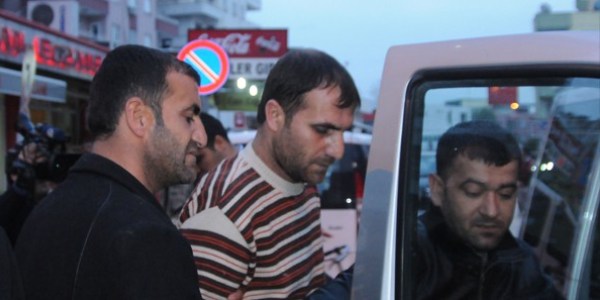 Ses bombası vatandaşı yaraladı