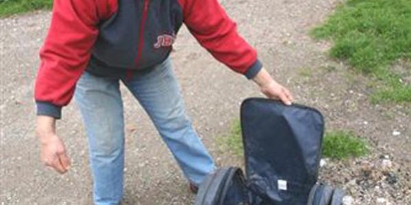 Yaralı pitbull köpeği çantaya koyup ölüme terk etti