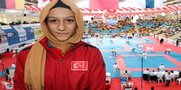 Başörtülü sporcuya dokunan federasyon yanacak!/ Video