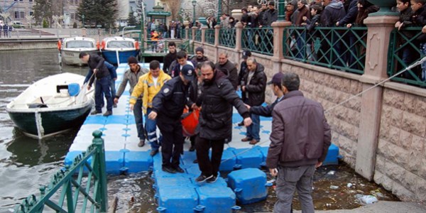 Porsuk �ay�'na atlad��� iddia edilen kad�n� vatanda�lar kurtard�