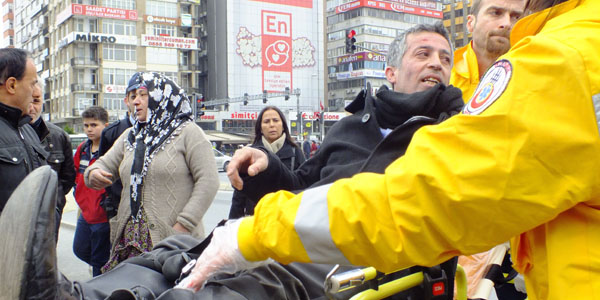 Otobüste yer vermedi, bacağını kırdı