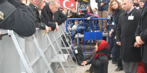 Başbakan, engelli genç kıza iş sözü verdi