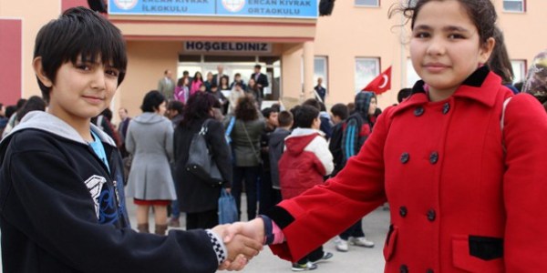 ��renci, para dolu c�zdan� sahibine teslim etti