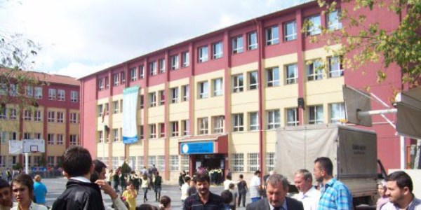 �ocuklar�n�n okul m�d�r� taraf�ndan d�v�ld���n� iddia eden aile, �ikayet�i oldu