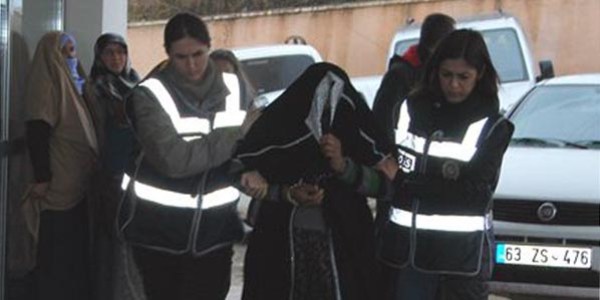 Polisin evine girince yakayı ele verdiler