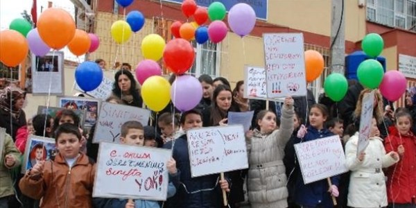 Müdürün hatası öğrencileri ağlattı