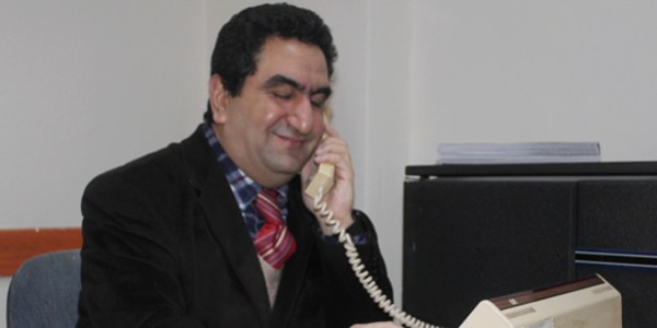 Gözleri görmüyor ama herkesi sesinden tanıyor