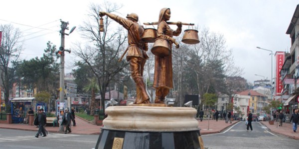 Madenci ve yo�urt ta�yan kad�n heykeli yap�m� tamamlanarak yerine dikildi