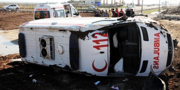 Ambulans takla attı: 2 yaralı