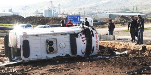anlurfa'da ambulans devrildi: 2 yaral