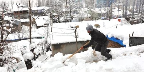 Beyt���ebap'ta 6 k�y yolu kardan kapand�