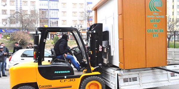 Engelli �ocuklara y�nelik kitap ve oyuncak kumbaras�