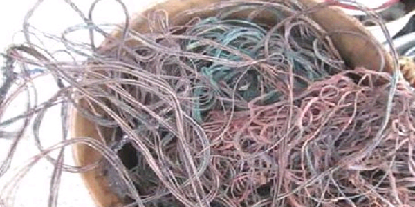 H�rs�zlar, ayn� in�aat�n elektrik kablolar�n� ikinci kez �ald�