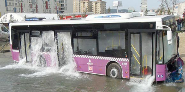 Belediye otob�s�nde bo�ulacaklard�/ Video