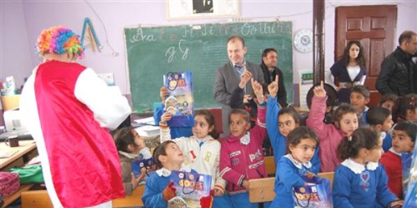 Tiyatro, köy çocuklarının ayağına gidiyor