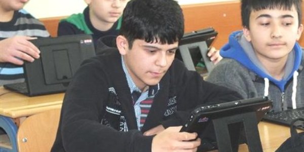 Yozgat'ta 194 öğrenci ve 12 öğretmene tablet dağıtıldı