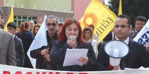 Öğretmenlerin gözaltına alınmasına tepki