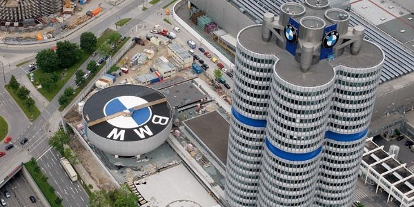 BMW 750 bin aracn geri aryor