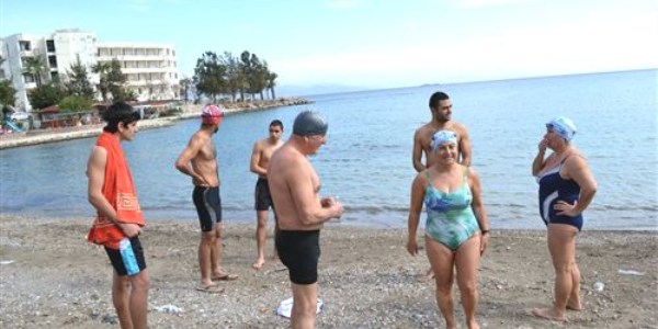 Yüzücüler kış maratonuna hazırlık için denize girdi