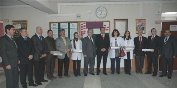 �mam Hatip Lisesi ��retmen ve ��rencilerine tablet bilgisayar da��t�ld�