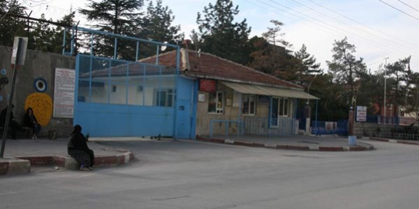 Özel odalara tutuklu yakınlarından destek