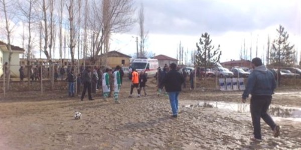 Doğanşehir stadı balçığa döndü