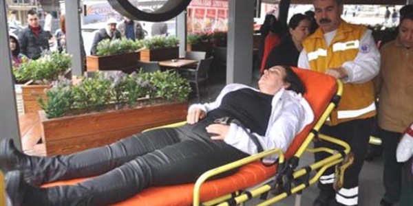 Giyim ma�azas� yanan kad�n g�zya�lar�na bo�uldu
