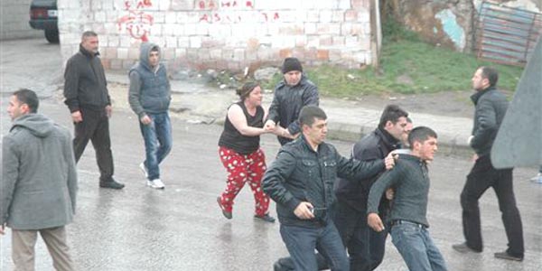 �of�r� darp edenlerin yak�nlar� polisi ta�lad� : 8 ki�i tutukland�