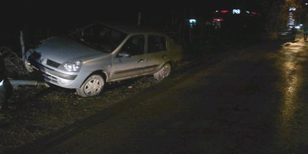 Kontrolden ��kan otomobil dire�e �arpt�