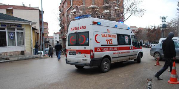 Kaza yerine gelen ambulansın kapısı açılmadı!