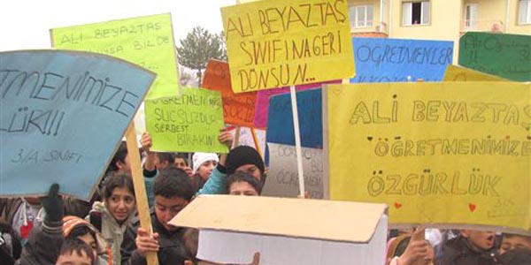 Gözaltına alınan öğretmenlerine "özgürlük" istediler