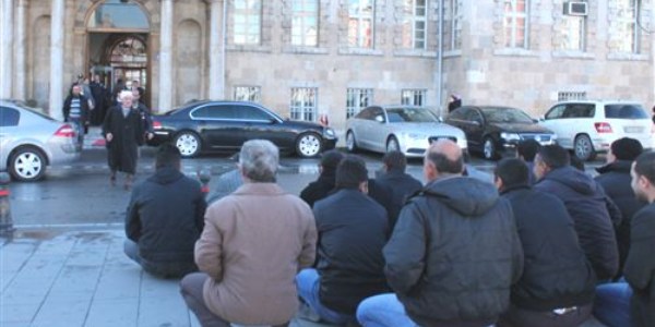 Veliler, öğretmen açığı nedeniyle valilik önünde eylemi yaptı