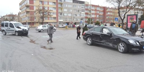 Kayseri'de 2 otomobil çarpıştı: 3 yaralı
