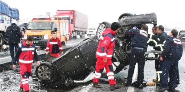 Ehliyetsiz sürücü ve arkadaşları ölümden döndü