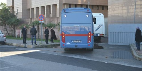İrlandalı turistlerin katil zanlıları beşinci kez hakim karşısında