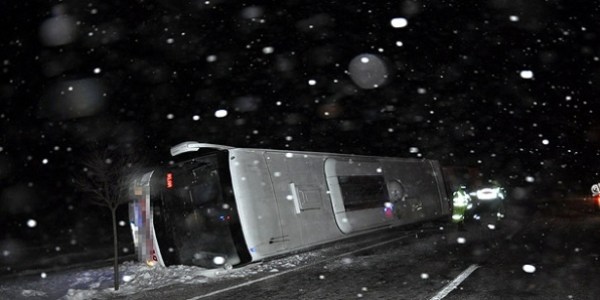 Sivas'ta yolcu otobs devrildi