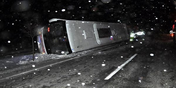 Yolcu otobüsü devrildi: 3 ölü, 39 yaralı