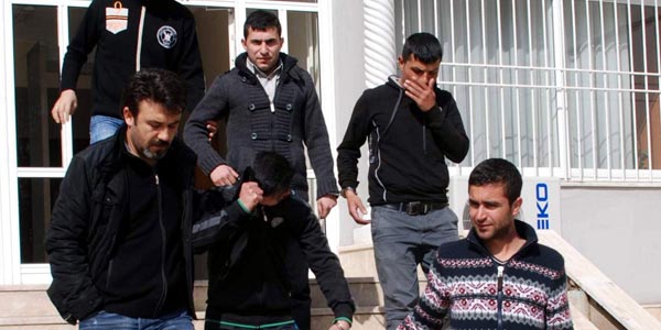 Polise taş yağmuruna tutuna 4 şüpheli tutuklandı